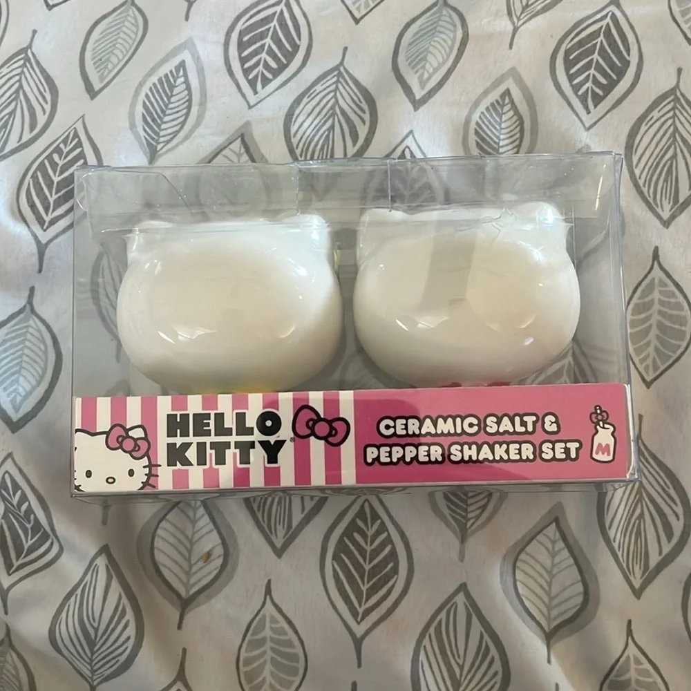Hello Kitty Pink and Yellow Ceramic Shaker Set